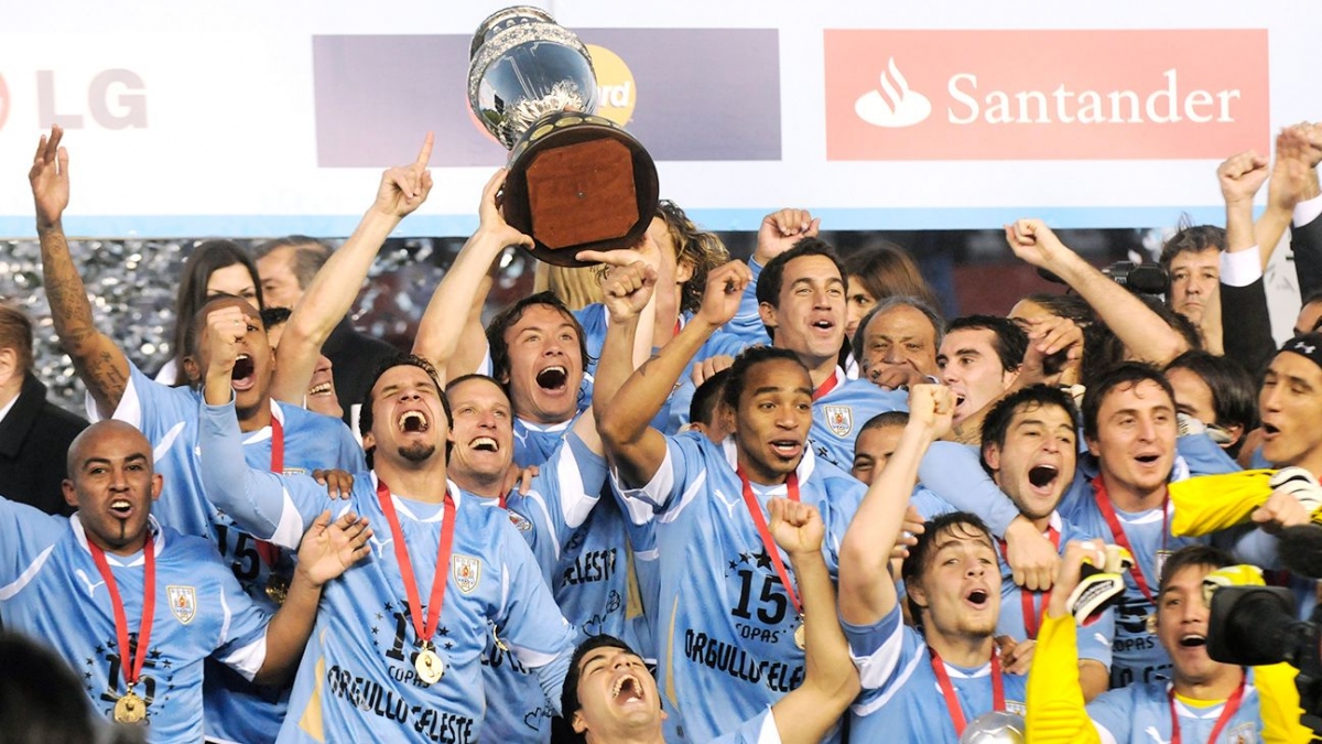 Ngày này năm xưa: Luis Suarez giúp Uruguay làm nên lịch sử